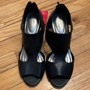 Black dexflex comfort zippered heels size 7.5